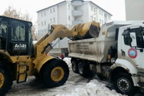 agri-belediyesi-ekipleri-yogun-kar-ve-yagmura-karsi-sahada-calismalarini-surduruyor.jpeg