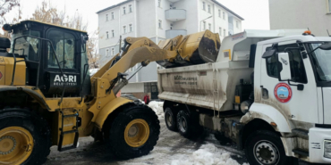 agri-belediyesi-ekipleri-yogun-kar-ve-yagmura-karsi-sahada-calismalarini-surduruyor.jpeg