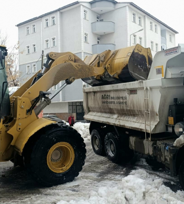 agri-belediyesi-ekipleri-yogun-kar-ve-yagmura-karsi-sahada-calismalarini-surduruyor.jpeg