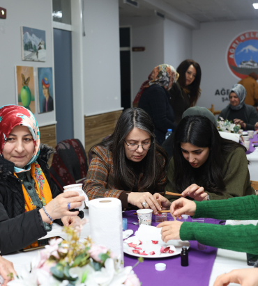 agri-belediyesinden-8-marta-ozel-mum-atolyesi-etkinligi-gerceklestirildi.JPG