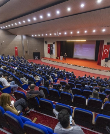 mersin-buyuksehirden-universite-adaylarina-meslek-tanitim-semineri-9-84928320260410085848.jpg