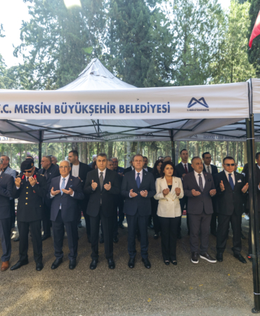 baskan-secer-kurban-bayrami-arifesinde-sehitligi-ziyaret-etti-ve-kent-protokolu-ile-bayramlasti-1-19.jpeg
