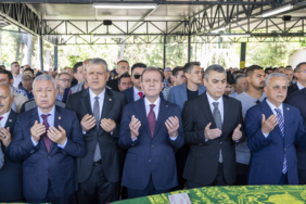 baskan-secer-tarsusta-hayatini-kaybeden-yurttaslarin-cenaze-torenine-katildi-3-66164420260519145905.jpeg