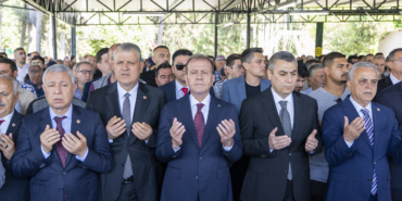 baskan-secer-tarsusta-hayatini-kaybeden-yurttaslarin-cenaze-torenine-katildi-3-66164420260519145905.jpeg
