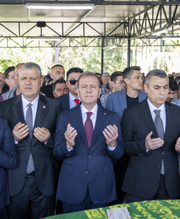 baskan-secer-tarsusta-hayatini-kaybeden-yurttaslarin-cenaze-torenine-katildi-3-66164420260519145905.jpeg