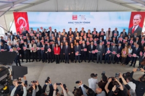 baskan-secer-tbb-tarafindan-duzenlenen-arac-teslim-torenine-katildi-1-18663620260427173932.jpeg