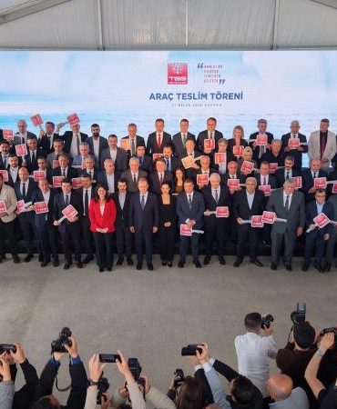 baskan-secer-tbb-tarafindan-duzenlenen-arac-teslim-torenine-katildi-1-18663620260427173932.jpeg