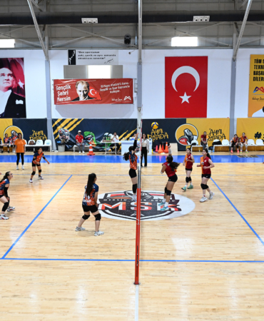 genclerin-bayrami-mersin-buyuksehirin-turnuvasi-ile-taclandi-6jpg-66228020260520092608.jpg