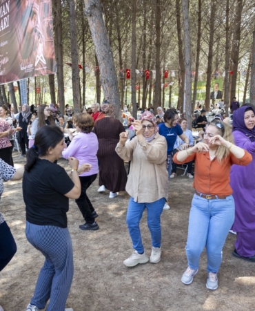 mersin-buyuksehir-anneler-gununu-kutladi-3jpg-61282620260511094829.jpg
