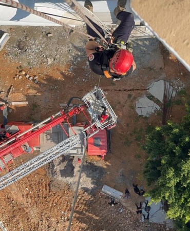 mersin-buyuksehir-itfaiyesinden-nefes-kesen-kurtarma-operasyonu-3-37462420260508093056.jpeg