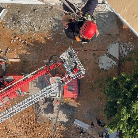 mersin-buyuksehir-itfaiyesinden-nefes-kesen-kurtarma-operasyonu-3-37462420260508093056.jpeg