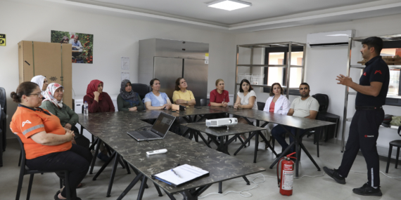 hamzabeyli-evimiz-atolyeden-yararlanan-kadinlara-mersin-itfaiyesinden-yangin-guven-2-833031202606240.jpeg